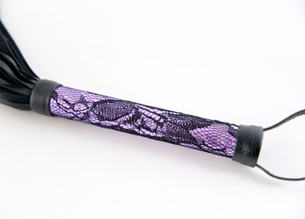 Пурпурный флоггер Marcus с кружевной ручкой